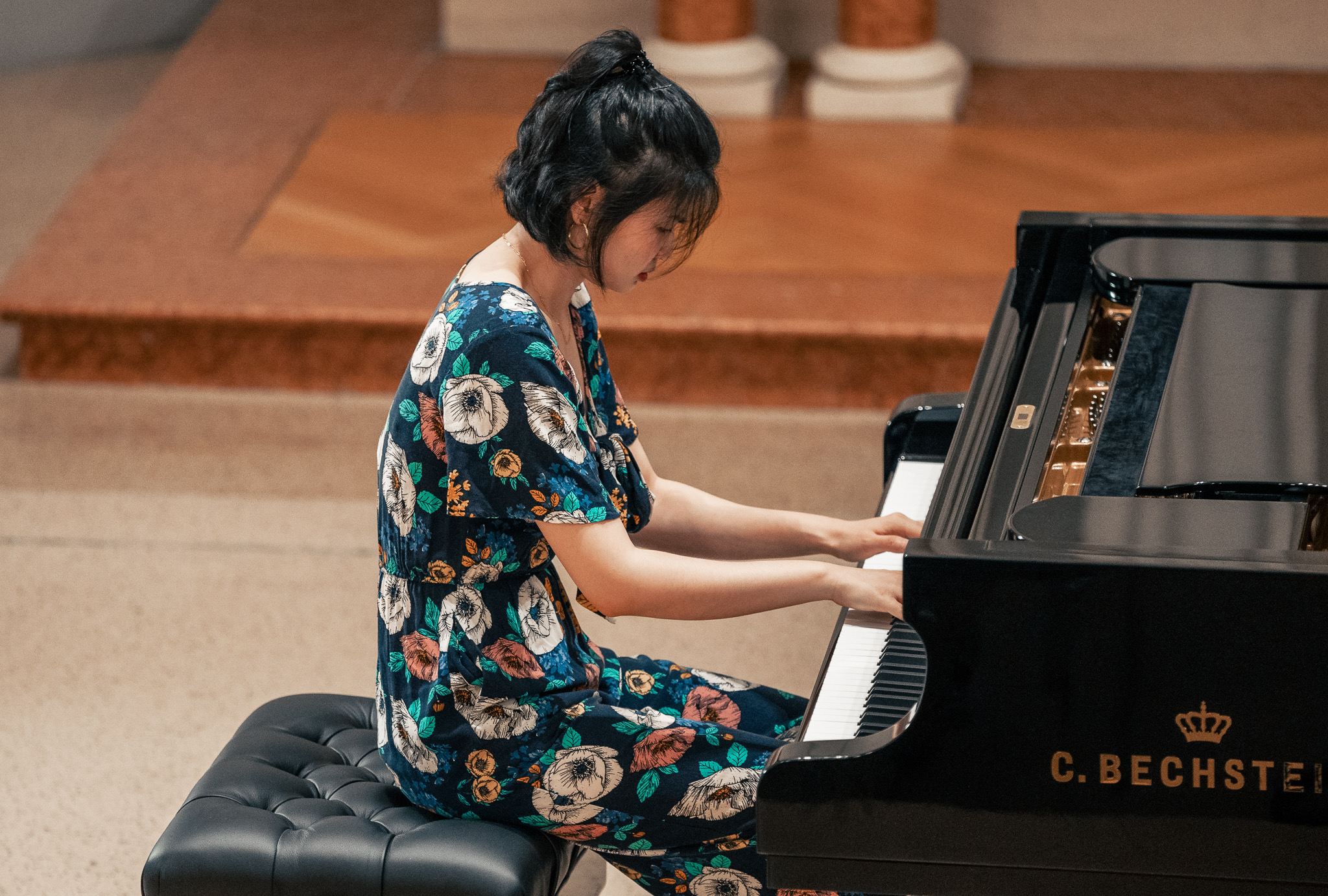 Cicy Li on stage bowing